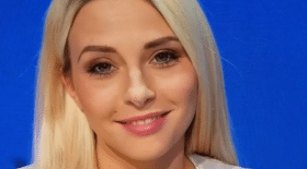 Kelly Vedovelli a opté pour le rouge profond