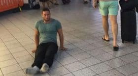 paraplégique se traine par terre aéroport