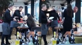 serveurs balancent gâteau clientes entartées