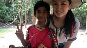Thuch Salik en compagnie d'une touriste
