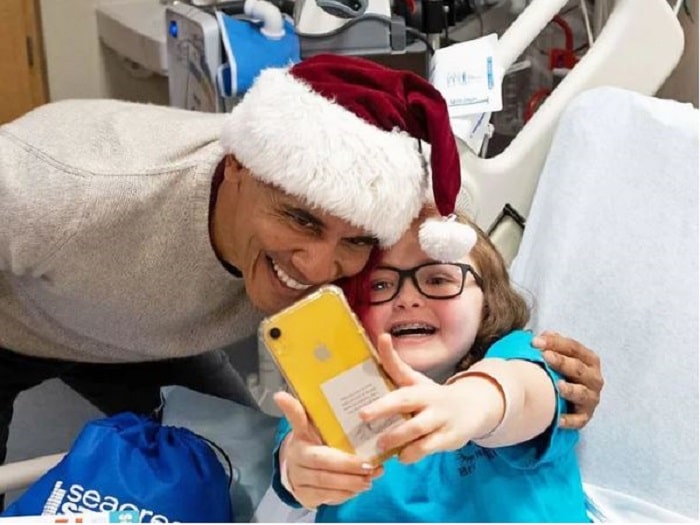 barack-obama-apporte-cadeaux-enfants-hopital