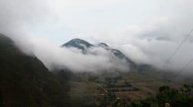 Un volcan envahi par la brume