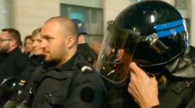 Les CRS ont enlevé leur casque