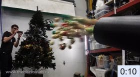 Il décore son sapin en 30 secondes