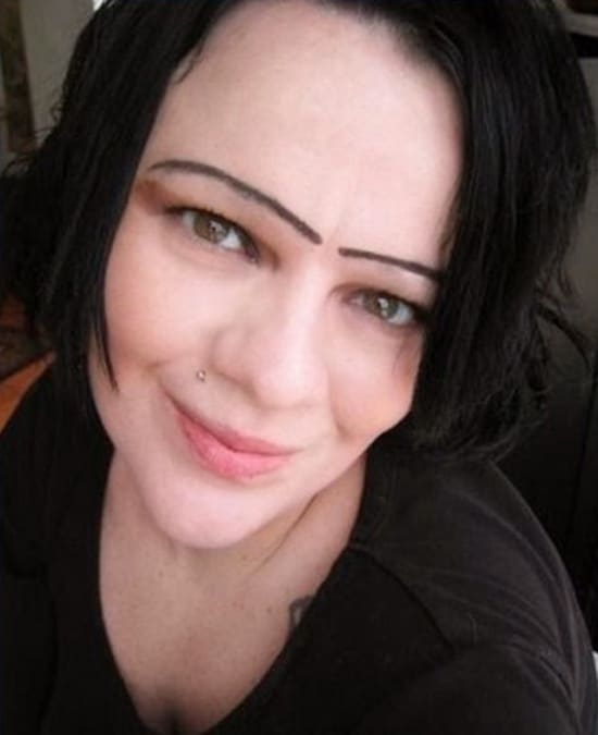 sourcils étranges