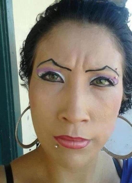 sourcils étranges