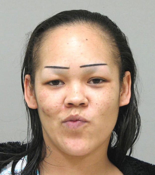 sourcils étranges