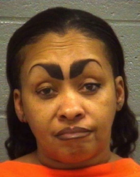 sourcils étranges
