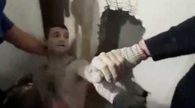 homme coincé entre les murs bâtiment