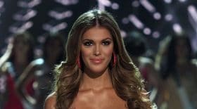 iris-mittenaere-photo-sexy-mère-noel