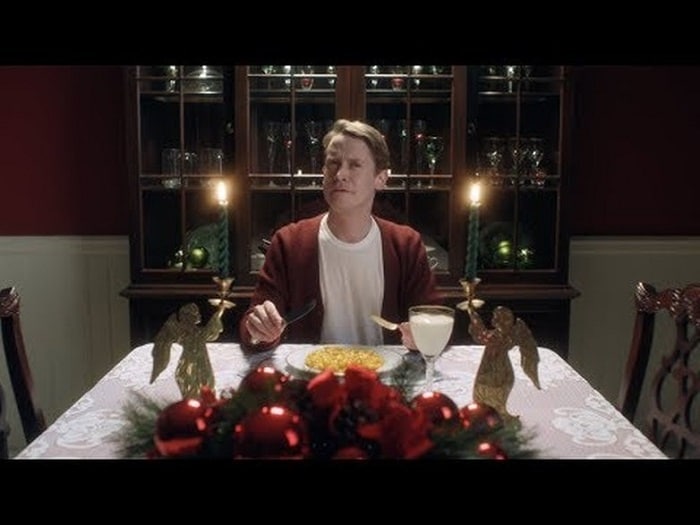 Macaulay Culkin alias Kevin McCallister décide de rejouer des scènes cultes de "Maman j'ai râté l'avion" pour une pub Google.