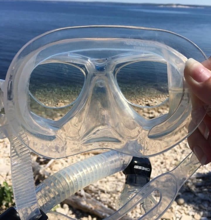 Lunettes dans masque de plongée