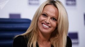 Pamela Anderson pose nue pour soutenir les animaux en captivité