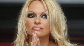 pamela-anderson_sexy_étrange-photo