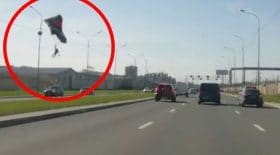 parachutiste pendu à un lampadaire