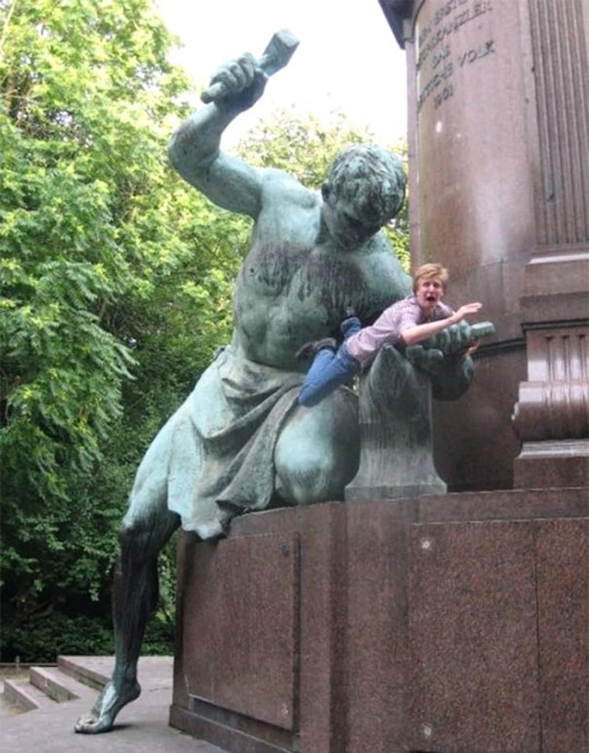 Quand des gens s'amusent à faire des photos avec des statues... cela