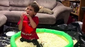 Une piscine de popcorn pour son anniversaire