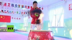 La vidéo d'une petite chinoise époustouflante en saut de main