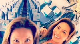 Elle est seule dans un avion