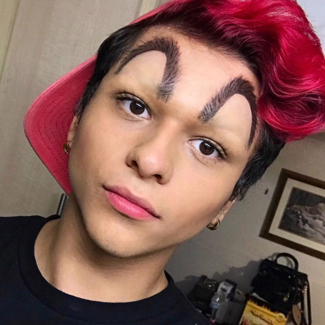 sourcils étranges