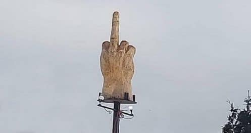 statue-geante-doigt-d'honneur-comère