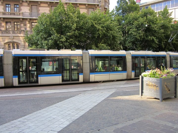 Un homme avec un sabre dans le tram grenoblois