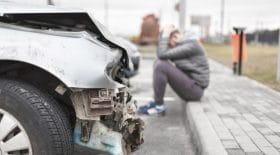 Une vidéo impressionnante d'un accident avec une voiture en délit de fuite