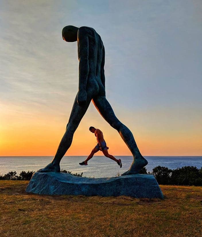 sculpture homme géant tête baissée