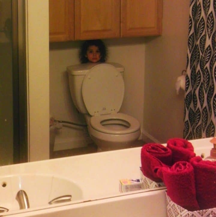 enfant coincé toilette