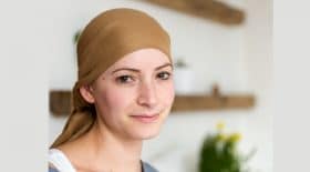 femme-atteinte-cancer-foulard-refoulée-casino-discrimination
