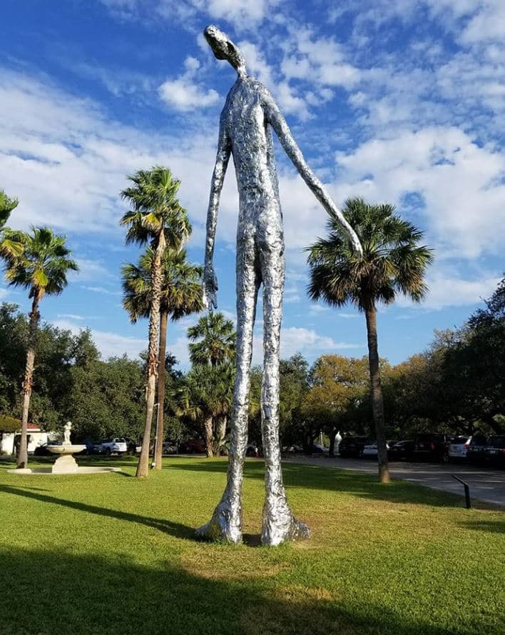 sculpture bonhomme géant