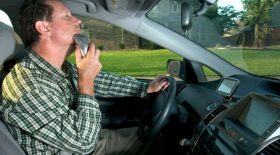 homme se raser utiliser les deux mains