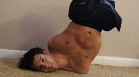 homme tronc fait du break dance
