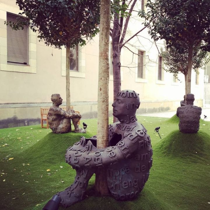 sculpture hommes enlacent arbres