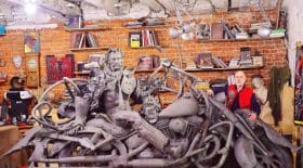 Moto de Johnny Hallyday en statue