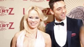 pamela-anderson-decolleté-ultra-plongeant-tétons