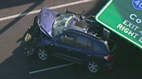 panneau de signalisation tombe sur une voiture
