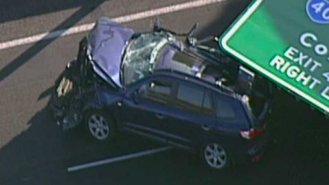 panneau de signalisation tombe sur une voiture