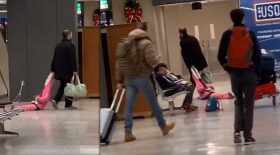 père traine sa fille par la capuche dans l'aéroport