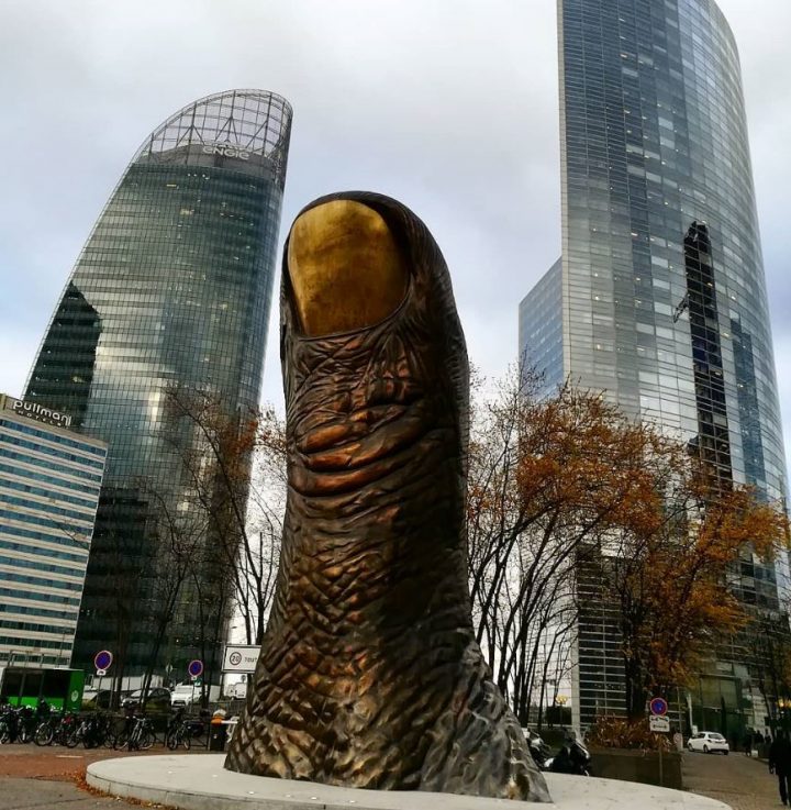 sculpture pouce géant