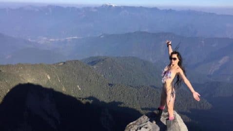 randonneuse-bikini-mort-ravin-selfie-chute