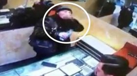 voleuse avale une bague dans une bijouterie
