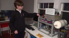 enfant génie fabrique réacteur de fusion nucléaire