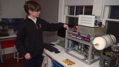 enfant génie fabrique réacteur de fusion nucléaire