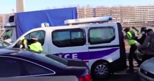 Fourgon de police attaqué à Lyon par des Gilets jaunes