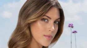 Iris Mittenaere en bikini rouge sur les réseaux sociaux