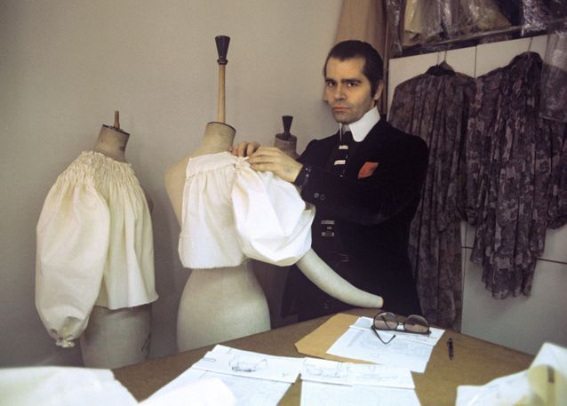 Karl-Lagerfeld-dans-ses-studios-en-1979