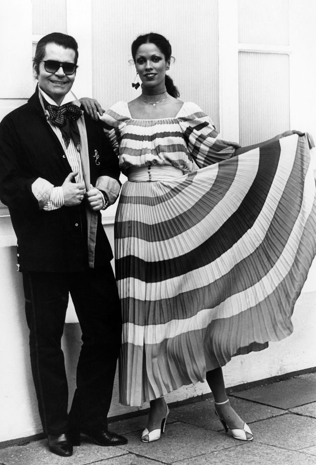 Karl-Lagerfeld-et-une-robe-de-la-collection-Chloe-en-mai-1977