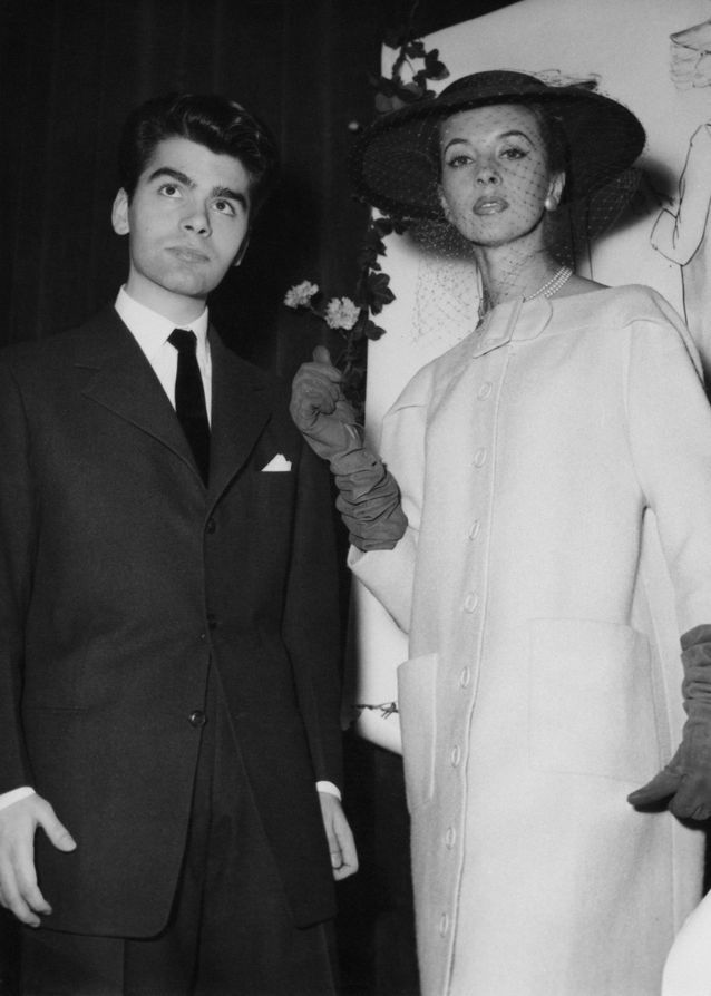 Karl-Lagerfeld-gagne-son-premier-concours-de-mode-ici-avec-sa-creation-en-1954