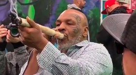 Mike Tyson fume énorme joint